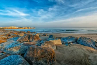 ساحل قروم؛ آرامش در آغوش دریای عمان