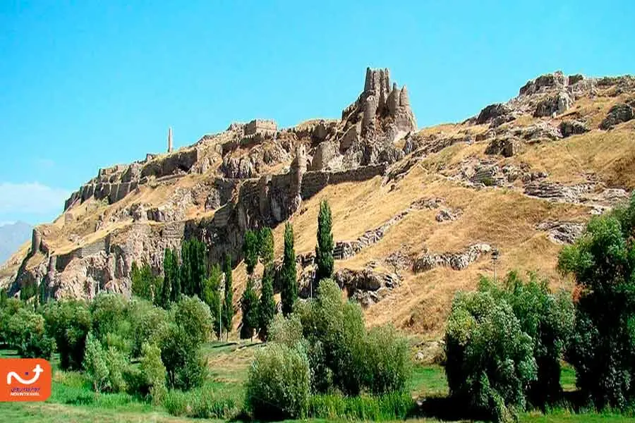 فضای سبز اطراف قلعه وان