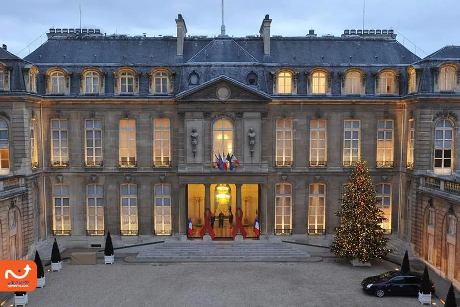 محوطه بیرونی کاخ الیزه در شب