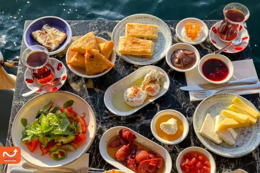 هزینه هر وعده غذا در استانبول به‌صورت میانگین حدود ۳ تا ۱۰ دلار است.