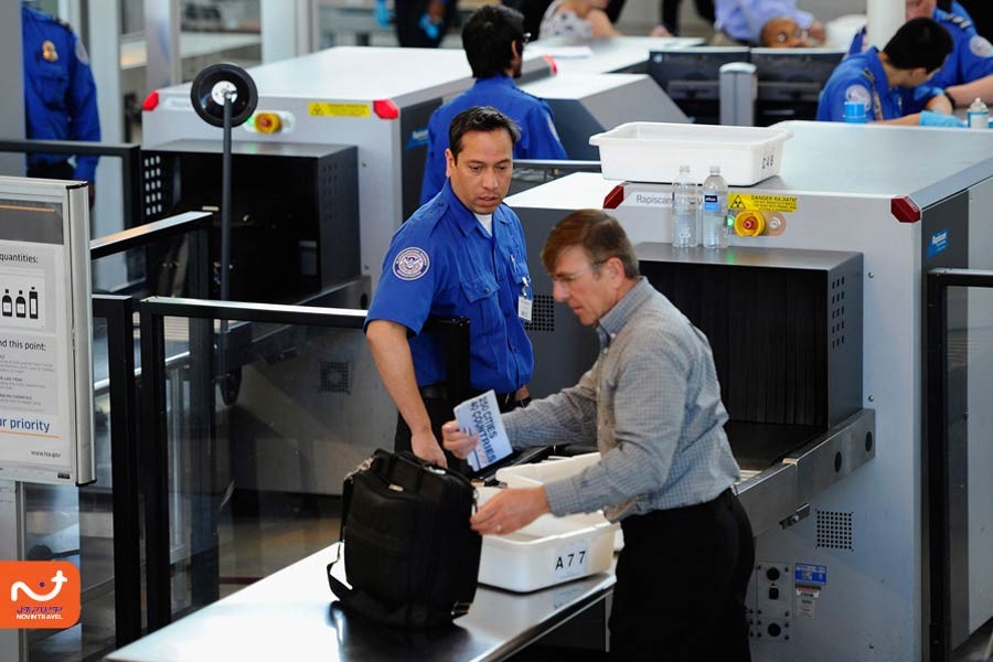 بررسی مدارک در گیت بازرسی فرودگاه