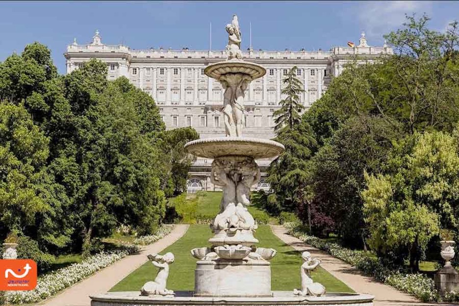 مجسمه‌ای در باغ سلطنتی کاخ مادرید