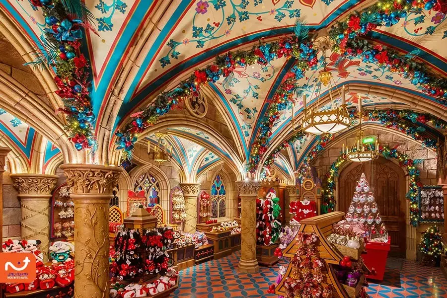 نمای داخلی دیزنی لند پاریس