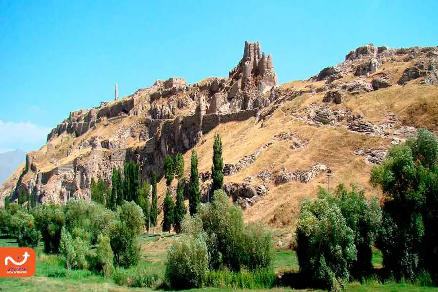 قرارگیری سنگ نوشته خشایارشاه روی صخره‌ای به ارتفاع 20 متر