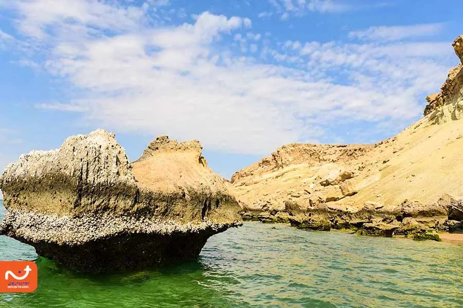 سنگ مادر و دختر از جاهای دیدنی جزیره هنگام